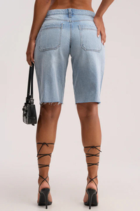 Shorts Bermuda en jean bleu clair taille haute avec fermeture boutonnée et poches, finition délavée décontractée pour femme - Product Image 4