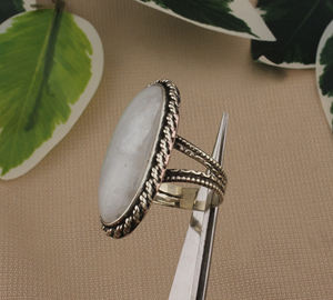 Anillo Solitario Clásico Boho Hecho a Mano con Engaste de Plata de Ley 925 y Gema Arcoíris de Corte Ovalado, Certificado Jaipur Party - Product Image 2