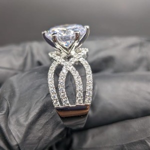 แหวนหมั้นและแหวนแต่งงานเพชรโมอิสซาไนต์ทรงกลม 14k ผลิตในห้องปฏิบัติการ ตัวเรือนเงินแท้ 925 ดีไซน์วงแหวนแบบ Infinity สำหรับผู้หญิง - Product Image 2