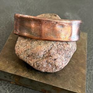 Brazalete de cobre grueso y ancho hecho a mano para hombre, acabado con efecto hormigón, 7.º aniversario de matrimonio, terapia magnética para la artritis, estilo vikingo - Product Image 2