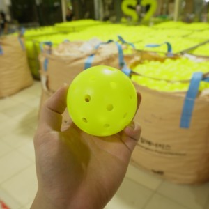 ลูกปิคเคิลบอล OEM แบบกำหนดเอง ได้รับการรับรองจาก USAPA สำหรับเล่นในร่มและกลางแจ้ง 40 รู น้ำหนัก 26 กรัม ผลิตจากชิ้นเดียว สำหรับการแข่งขัน ผู้จัดจำหน่ายลูกบอลกีฬา - Product Image 2