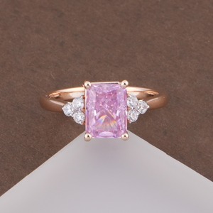 Anillo de Oro Sólido de 22k con Zafiro Rosa para Mujer, Elegante Anillo de Compromiso con Gema Rosa de Corte Radiante y Detalles de Diamantes - Product Image 2
