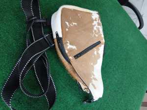 Sac de poitrine en cuir de vachette naturel avec poils, sac bandoulière personnalisé avec logo, sac à l'épaule en cuir pour homme LCB-0205 - Product Image 3