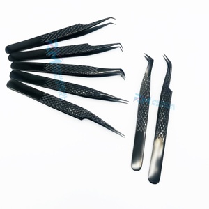 Pince à épiler RMI Diamond Grip noire, couleur plasma, anti-magnétique, pour extensions de cils, à pointes dentelées/serrées, en acier inoxydable de précision - Product Image 3