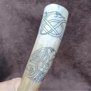 Corne à boire viking polie, artisanale et écologique, en véritable corne de bœuf, avec support, gravée style animal, de haute qualité, pour décoration de bar ou cadeau - Product Image 3