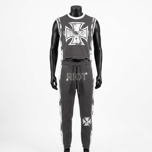T-shirt sans manches en coton French Terry gris anthracite avec empiècements latéraux blancs et imprimé strass, coupe ajustée, et pantalon pour homme - Product Image 1