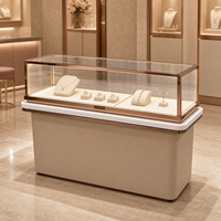 Luxuriöse Schmuckvitrine mit Roségold-Rahmen und Glasfront, LED-Beleuchtung und Abgerundeter Basis für Einzelhandelsgeschäfte