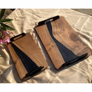 Plateau de service en bois de noyer et résine époxy fait main avec poignées noires mates, planche à charcuterie de luxe, plateau décoratif pour ottoman - Product Image 4