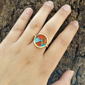Bague minimaliste en or plaqué 18 carats, forme ronde, pierre précieuse turquoise bleu cuivre, orange Mohave, ajustable, unisexe. - Product Image 1