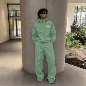 Conjunto de Chaqueta y Pantalones Cortavientos para Hombre, Personalizado con Serigrafía Reflectante, Chaqueta Ligera y Pantalones, Fabricante de Ropa Urbana - Product Image 5