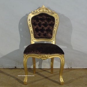 Ensemble de salle à manger de Style français Table à manger sculptée avec chaises de salle à manger rembourrées tuftées conçues pour les meubles de maison de Style européen - Product Image 3