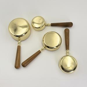 Juego de Cucharas y Tazas Medidoras de Acero Inoxidable con Recubrimiento PVD Dorado, con Mango de Madera, para Repostería - Product Image 5