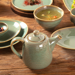 Assiettes en céramique vertes irrégulières personnalisées Yayu Catering Factory Label, vaisselle de restaurant colorée, assiettes en porcelaine en gros - Product Image 4