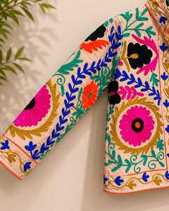 Chaqueta de Mujer con Bordado Suzani Colorido, Ropa Artesanal Única para Amantes de la Moda, Ropa Bohemia, Abrigo para Damas Uzbecas - Product Image 4
