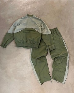 Ensembles de survêtements coupe-vent personnalisés pour hommes – Légers, ajustés, respirants, séchage rapide, coupe-vent, col à capuche, motif uni pour l'hiver - Product Image 1