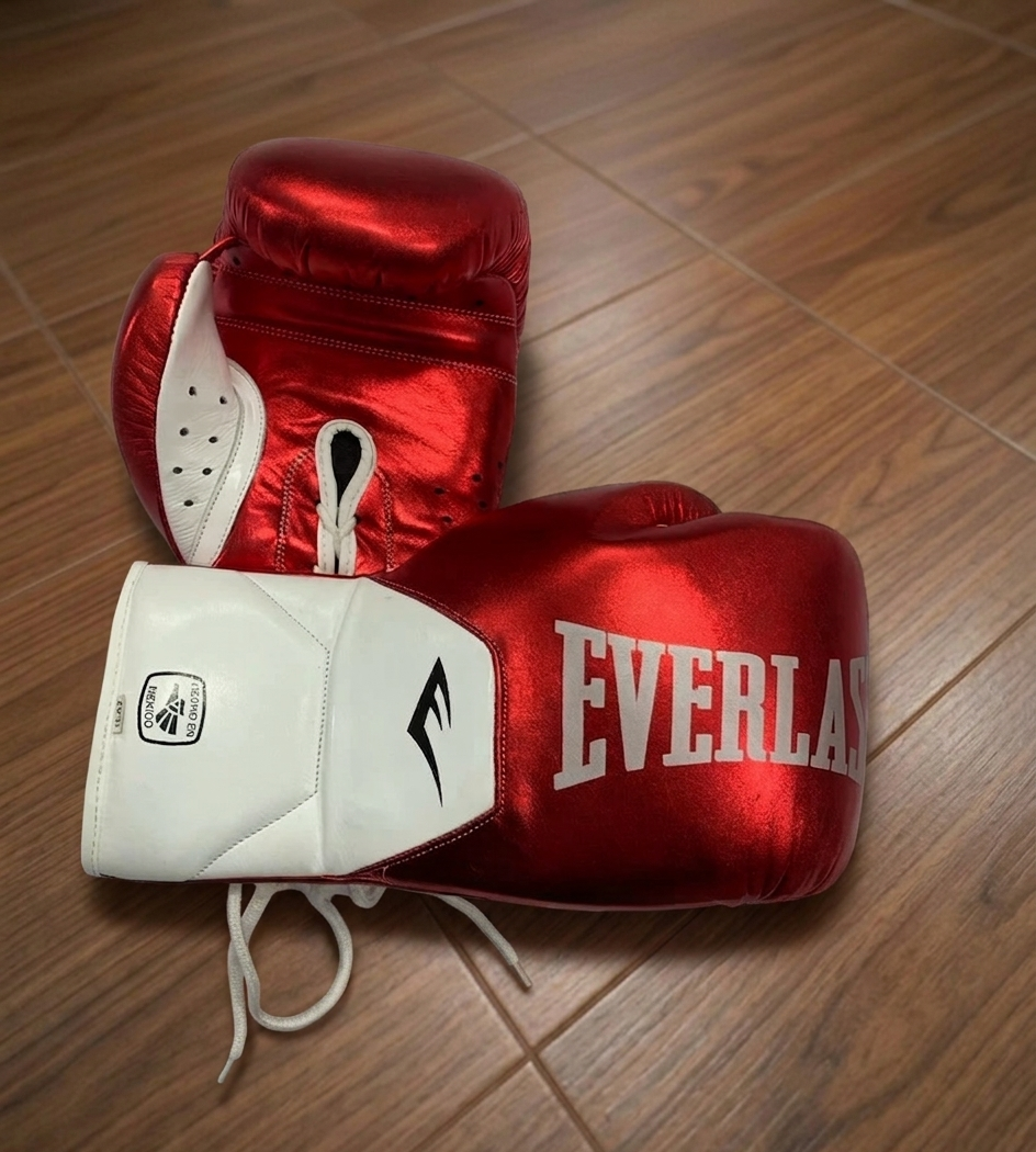 สีแดงเมทัลลิก - สีขาว