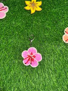 Llavero de Flores Bordadas a Mano, Colgante Textil de Algodón, Diseño Floral en Rosa, Rojo, Amarillo y Naranja, Decoración con Gancho Metálico - Product Image 5