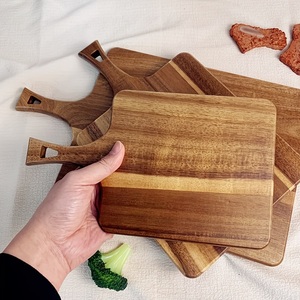 Elegante Tabla de Cortar de Madera con Mango Ergonómico, Acabado Liso, Superficie Segura para Cuchillos, Ideal para Cortar y Servir Aperitivos - Product Image 4