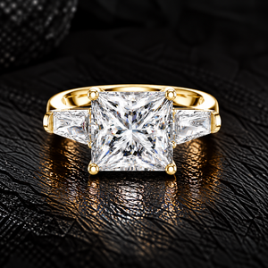 แหวนเพชรทรงปรินเซสคัท เพชรเลี้ยงในห้องปฏิบัติการ ทองคำแท้ 14K 18K ประดับเพชรทรงบาแก็ตต์ด้านข้าง ระดับความสะอาด DEF VVS รับรองโดย IGI แหวนแต่งงาน รับผลิตแบบ OEM ODM - Product Image 1