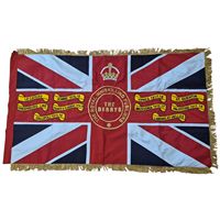 Le drapeau de la lodge présente un fond Union Jack avec un emblème central contenant une couronne et les chiffres romains « XIII ».