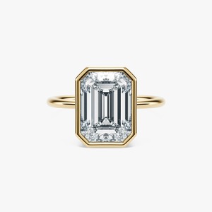 Anillo solitario de oro amarillo de 14 quilates con diamante de laboratorio de corte esmeralda y engaste de bisel para mujer - Product Image 1