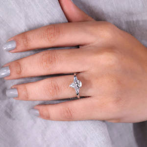 Impresionante anillo de compromiso de diamante de corte de pera cultivada en laboratorio, Baguette cónica lateral de tres piedras, regalo de aniversario de boda, plata y oro - Product Image 4