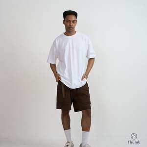 Camiseta Oversize Premium Thumb 100% Algodón Tejido 220 GSM de Alto Gramaje, Ajuste Holgado, Estilo Urbano para Hombre, Estampado Serigrafiado - Product Image 1