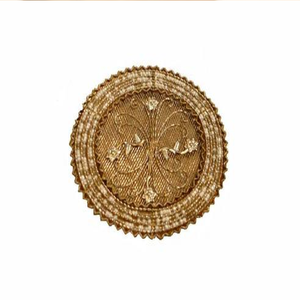 Ensemble de quatre sous-verres en laiton brossé avec une subtile gravure de palmier et un rebord surélevé, disponibles à prix de gros. - Product Image 6