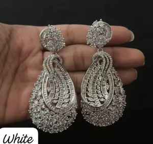 Pendientes de diseñador de calidad premium, perfectos para fiestas, complementan tanto la ropa occidental como la étnica. - Product Image 2