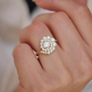 Anillo de Oro Amarillo con Racimo Floral y Halo de Diamantes Cultivados en Laboratorio - Product Image 1