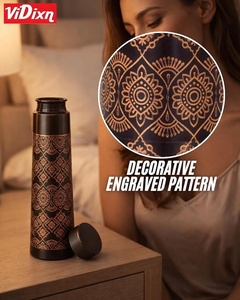 Termo Metálico con Patrón Grabado Estilo Bohemio, Botella de Viaje Portátil con Tapa Negra - Product Image 1