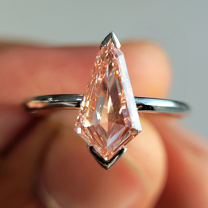 Bague solitaire de luxe en diamant rose taille cerf-volant en argent sterling 925 massif - Product Image 1