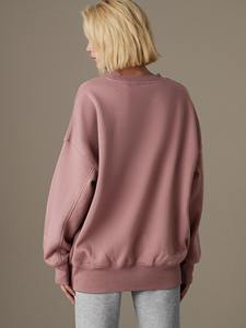 Sweat-shirt à col rond ultra-doux et surdimensionné, conçu avec un tissu en coton épais pour un confort tout au long de la journée et une coupe ample et élégante. - Product Image 3