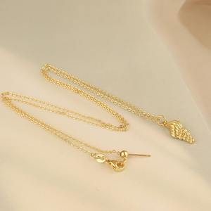 Collar con colgante moderno de concha de caracol náutico en espiral, chapado en oro de 18k, estilo playero, para amantes del océano y los viajes. - Product Image 6