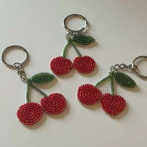 Porte-clés brodé perlé personnalisé artisanal : banane/cerise/fraise/soleil/hibou/vin – Objets décoratifs - Product Image 1