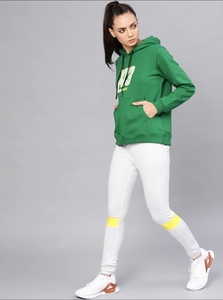 Sudadera con Capucha Verde para Mujer con Estampado K3, Corte Regular, de Algodón Tejido, Estilo Otoñal, Conjunto con Pantalones Blancos - Product Image 1