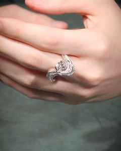 แหวนเพชรทรงรีเพาะเลี้ยงในห้องปฏิบัติการ ดีไซน์โค้งประดับเพชรทรงบาแกตต์ด้านข้าง แหวนสัญญาทันสมัย ทองคำขาว 14K เครื่องประดับชั้นดีสำหรับวันเกิด - Product Image 2