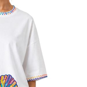เสื้อยืดโอเวอร์ไซส์สีขาวลายกราฟิกผู้หญิง พิมพ์ลายมหาสมุทรสีสันสดใส เสื้อผ้าลำลองสไตล์สตรีทแวร์ ผ้าฝ้าย ใส่สบายสำหรับฤดูร้อน ทรงหลวม รับผลิตตามแบบ OEM ODM ขายส่ง - Product Image 4