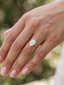 Bague de fiançailles classique en diamant de laboratoire taille poire en or jaune 14 carats, solitaire, pour mariage et cadeau d'anniversaire - Product Image 4
