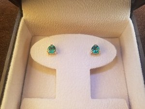 Pendientes de tuerca con corte trillón de esmeralda AAA en oro amarillo de 14K, pendientes nupciales minimalistas con gema verde - Product Image 2