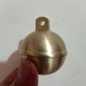 Campanas de Navidad de latón grandes y redondas con diseño de vaca, caballo, oveja y trineo, para colgar - Product Image 4