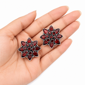 Boucles d'oreilles clous vintage à fleurs, en cristal rouge et strass taille marquise, plaqué argent antique, bijoux de fête pour femme - Product Image 2