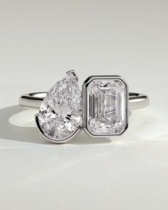 แหวนหมั้นเพชรแล็บโกรว์ Calvellae Pear and Emerald Bezel และ Half Bezel Toi et Moi พร้อมใบรับรอง IGI - Product Image 1