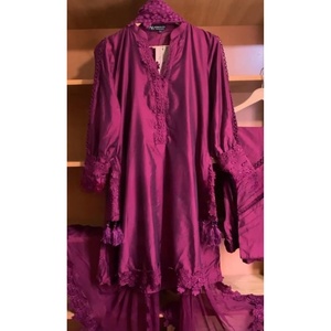 Vêtements de cérémonie DULL SANTOON GPO DENTELLE DE TRAVAIL HAUT BAS AVEC DUPATTA WINE - Product Image 1