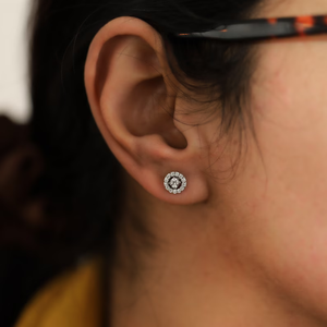 Aretes Minimalistas Atemporales con Diamantes y Halo de Oro Sólido, Diamantes Redondos de 3mm Extraídos de la Tierra, Elegante Regalo para Ella - Product Image 4