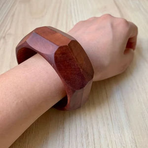 Bracelet large en cuivre naturel, fait main, style Art Déco, motif floral sculpté, bracelet enveloppant, bijou de poignet pour femme, cadeau d'anniversaire - Product Image 1