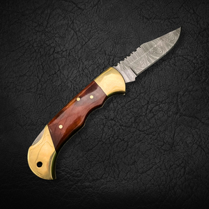 Cuchillo plegable de acero de Damasco para camping, hoja con patrón de Damasco y diseño retorcido, empuñadura de hueso teñido con refuerzo de latón y tapa, funda de cuero. - Product Image 3