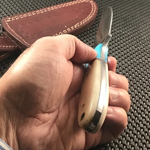 Cuchillo de caza y camping hecho a mano de grado industrial con hoja de punta caída, filo recto, acero de Damasco y mango de cuerno con cuero. - Product Image 5