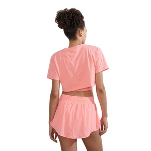 Ensemble de sport pour femmes OEM, nouveau design, avec haut court à manches courtes taille standard et jupe à taille élastique avec cordon de serrage - Product Image 3