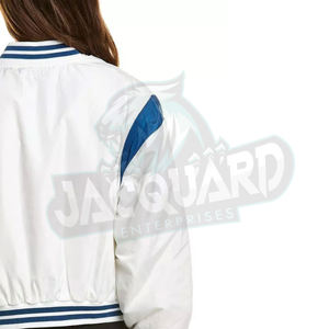 แจ็คเก็ตวาร์ซิตี้ผู้หญิงแบบครอปผ้าฝ้ายเรียบๆ ผลิตจากโรงงาน ราคาถูก รับสั่งทำตามแบบ ปี 2026 เสื้อผ้าลำลองแฟชั่น แจ็คเก็ตวาร์ซิตี้ผู้หญิงแบบครอป - Product Image 1